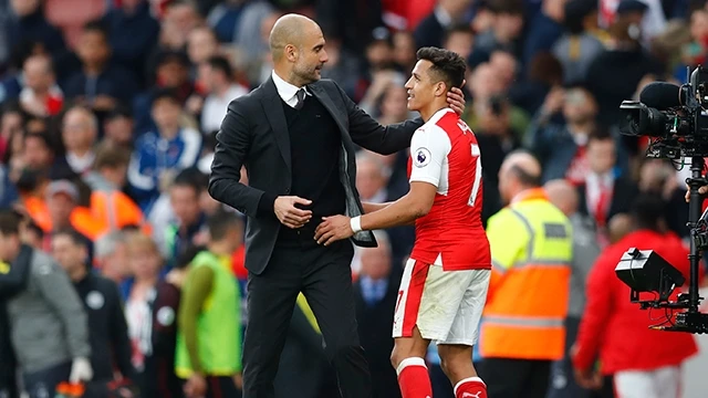 Tưởng như Alexis Sanchez (bên phải) sắp tái hợp ông thầy cũ Pep, nhưng bây giờ anh lại rất gần Man United.