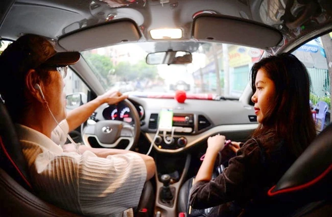 Taxi công nghệ như Uber hay Grab được nhiều hành khách lựa chọn bởi sự tiện lợi, thái độ phục vụ và giá thành nhiều ưu đãi.
