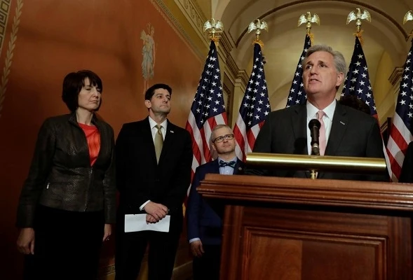 Lãnh đạo phe đa số tại Hạ viện Mỹ, Kevin McCarthy (ngoài cùng, bên phải) phát biểu trong một cuộc họp báo với các lãnh đạo đảng Cộng hòa tại Đồi Capitol, ở Washington, Mỹ, ngày 18-1-2018. (Ảnh: Reuter