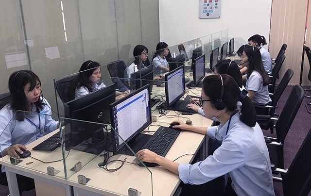 Trung tâm Dịch vụ khách hàng tư vấn, giải đáp cho người dân, người lao động các vấn đề liên quan bảo hiểm xã hội, bảo hiểm y tế và bảo hiểm thất nghiệp. Ảnh: NHẬT ANH