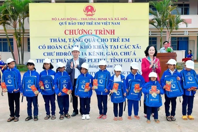 Đồng chí Trương Thị Mai trao quà và động viên các em học sinh tiếp tục cố gắng học tập.