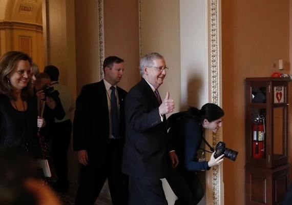 Lãnh đạo phe đa số tại Thượng viện Mỹ Mitch McConnell (thứ hai, bên phải) bày tỏ vui mừng sau khi các nghị sĩ đạt được thỏa thuận giúp mở cửa trở lại chính quyền liên bang, tại Đồi Capitol, ở Washingt