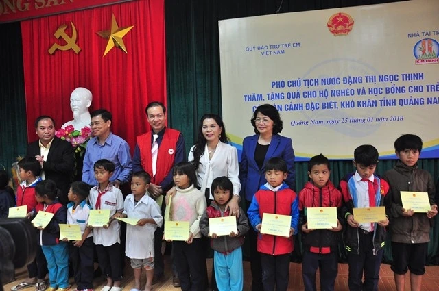 Phó Chủ tịch nước Đặng Thị Ngọc Thịnh trao học bổng cho các em học sinh nghèo hiếu học của huyện Tây Giang
