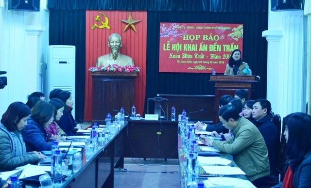 Bà Phạm Thị Oanh, Trưởng Ban tổ chức Lễ hội khai ấn Đền Trần thông tin với báo chí.