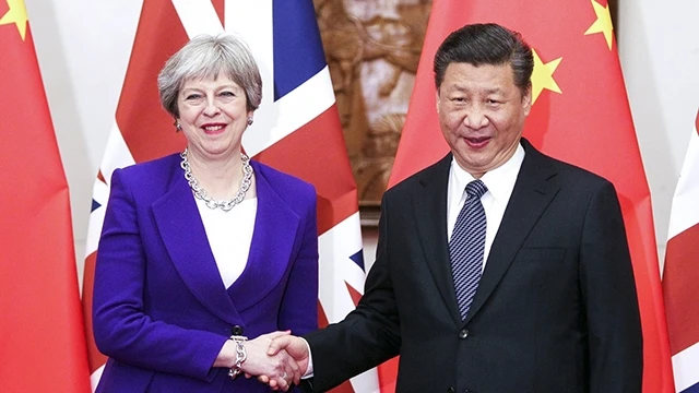 Thủ tướng Anh Theresa May (trái) và Chủ tịch Trung Quốc Tập Cận Bình. Ảnh: AP