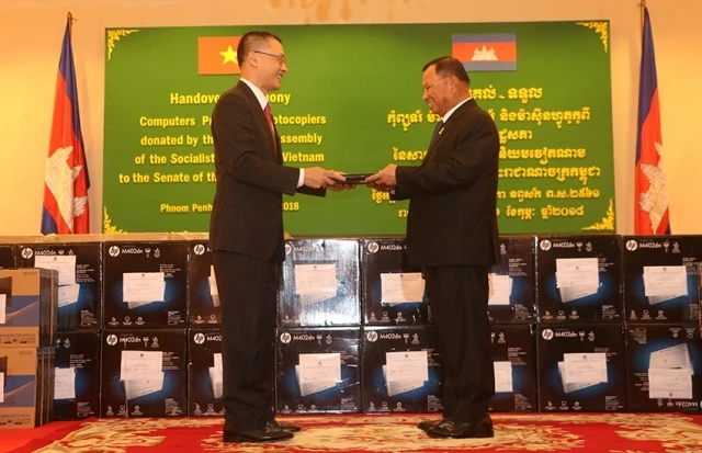 Đại sứ Vũ Quang Minh (trái) và Chủ tịch Thượng viện Campuchia Samdech Say Chhum tại lễ bàn giao.