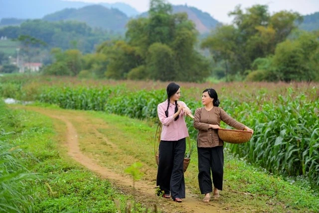 NSND Lan Hương và Sao Mai Lương Nguyệt Anh trong MV.