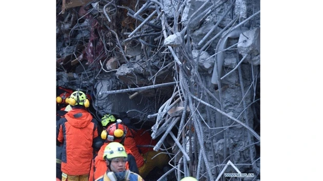 Lực lượng cứu hộ khẩn trương tìm kiếm nạn nhân bên trong tòa nhà bị sập sau trận động đất tại Đài Loan (Trung Quốc), ngày 7-2. (Ảnh: Tân Hoa xã)