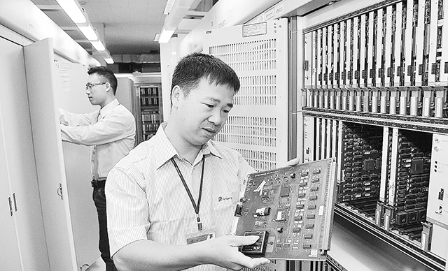 Kỹ sư VNPT Bắc Ninh kiểm tra và nâng cấp hệ thống tổng đài.