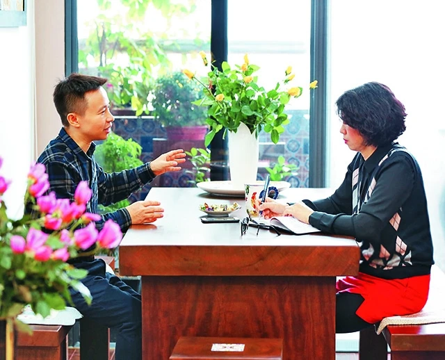 Luật sư Trần Mạnh Hùng trao đổi với phóng viên Nhân Dân hằng tháng.