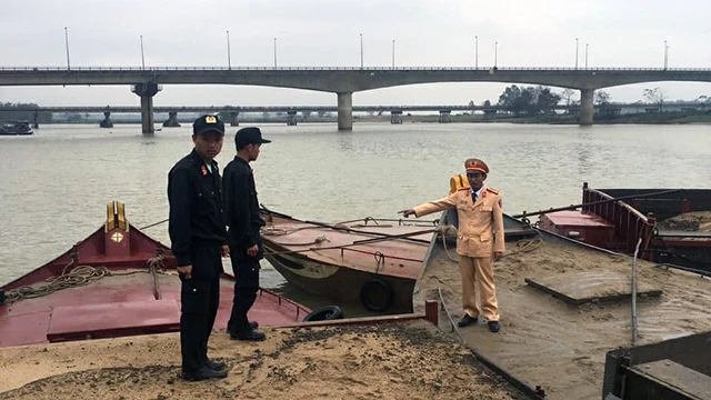 Cơ quan chức năng kiểm tra, bắt giữ hàng chục ghe, tàu hút cát trái phép trên sông Thu Bồn.