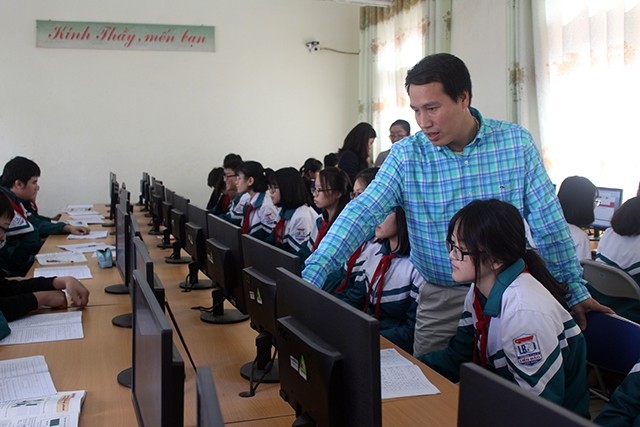 Thầy và trò Trường THCS Liên Bảo (Vĩnh Yên, Vĩnh Phúc) trong giờ học môn tin học.