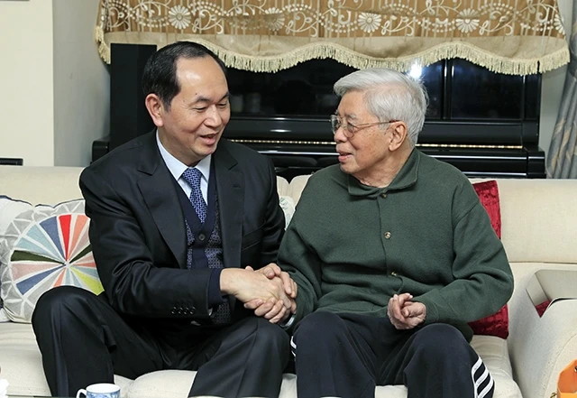 Chủ tịch nước Trần Ðại Quang chúc Tết kiến trúc sư Nguyễn Trực Luyện. Ảnh: NHAN SÁNG (TTXVN)