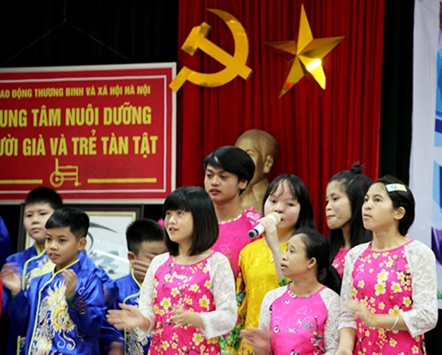 Học sinh Trường tiểu học Trần Quốc Toản (Hoàn Kiếm, Hà Nội) biểu diễn văn nghệ chào xuân cùng Nguyễn Thúy (áo vàng) và các bạn tại Trung tâm nuôi dưỡng người già và trẻ tàn tật Hà Nội.