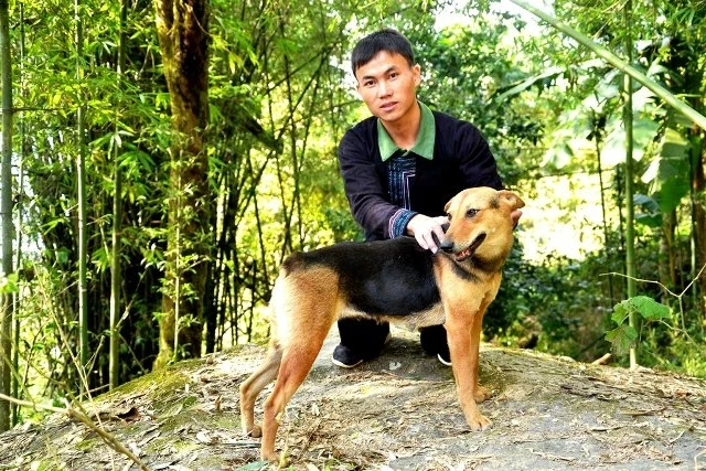 Anh Châu A Tính và chú chó cộc đuôi của mình, ở xã Sử Pán, huyện Sa Pa (Lào Cai).