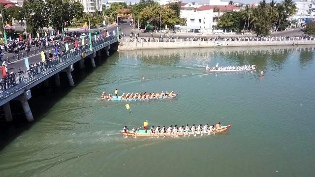 Lễ hội đua thuyền trên sông Cà Ty.