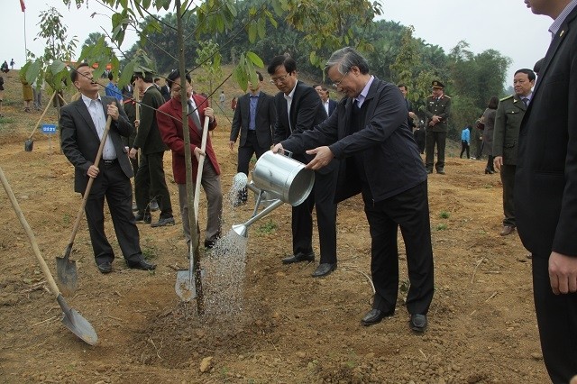 Đ/c Trần Quốc Vượng và lãnh đạo tỉnh Tuyên Quang trồng cây tại thôn Thia, xã Tân Trào, huyện Sơn Dương (Tuyên Quang).