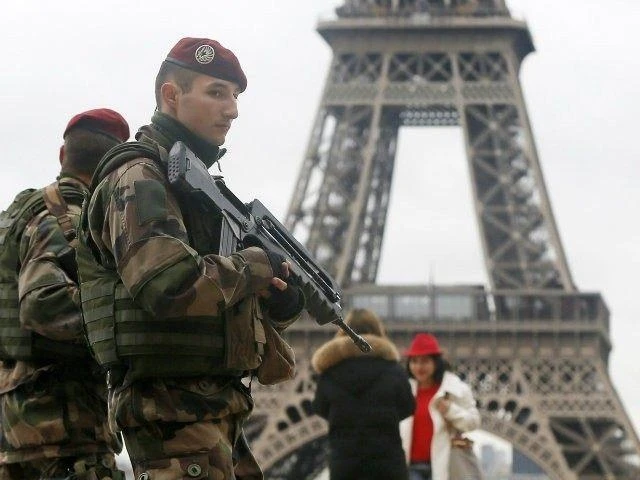 Cảnh sát đi tuần tra tại thủ đô Paris, Pháp. (Ảnh: Reuters)