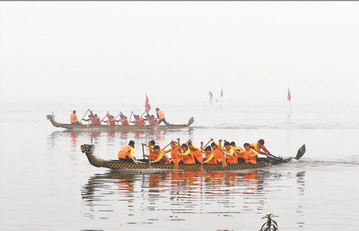 Lễ hội bơi chải thuyền rồng trên hồ Tây
