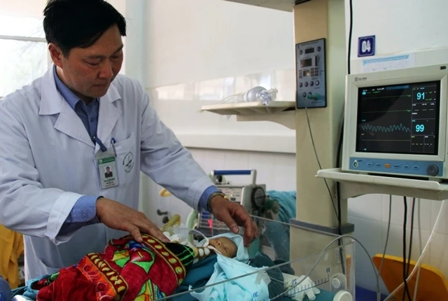 Bác sĩ Lò Văn Nhay, Phó Giám đốc Bệnh viện đa khoa tỉnh Sơn La và bệnh nhi