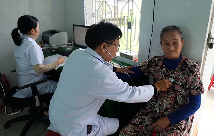 Bác sĩ Trạm y tế xã Phú Hồ (huyện Phú Vang, tỉnh Thừa Thiên - Huế) khám bệnh cho người dân trên địa bàn.