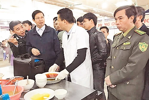 Kiểm tra an toàn vệ sinh thực phẩm tại các cửa hàng kinh doanh ăn uống khu vực lễ hội chùa Hương. Ảnh: VÂN HÀ