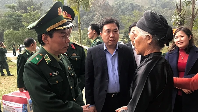 Lãnh đạo Bộ đội Biên phòng thăm hỏi, tặng quà nhân dân các dân tộc tỉnh Hà Giang dịp Tết Nguyên đán Mậu Tuất 2018.