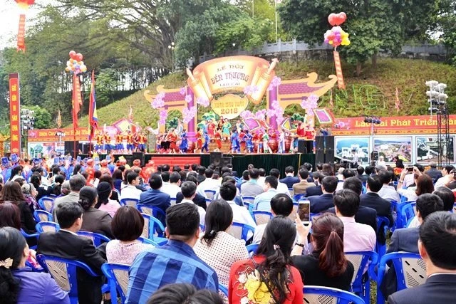 Rất đông người dân và du khách tham dự Lễ hội Đền Thượng ở Lào Cai.