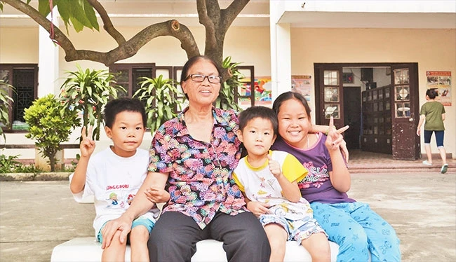 Bà Trần Thị Thục Ninh với các cháu nhỏ tại trung tâm.