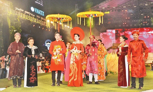 Trình diễn áo dài trong lễ cưới tại buổi khai mạc Lễ hội Áo dài TP Hồ Chí Minh lần thứ 5 - 2018.