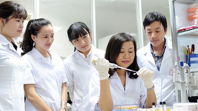 PGS, TS Vân Khánh hướng dẫn sinh viên làm thí nghiệm.