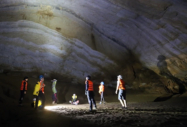 Ðoàn khảo sát du lịch khám phá hang động Sa Khao.