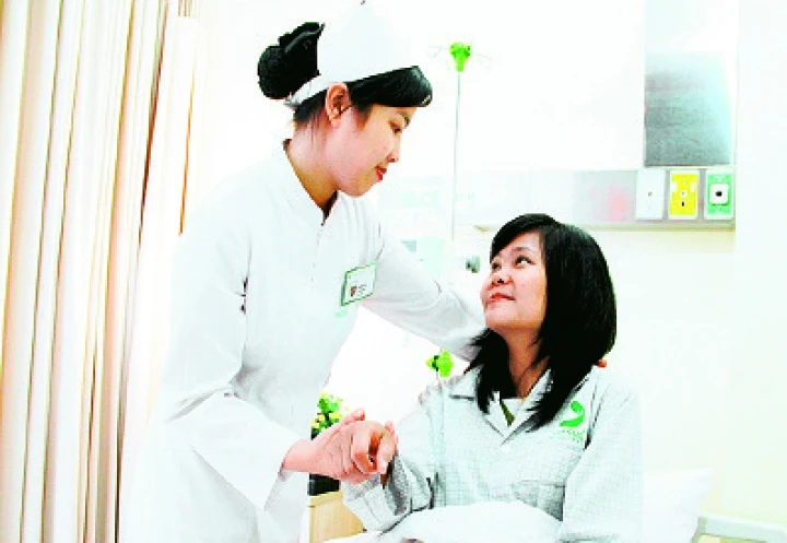 Chăm sóc sức khỏe người bệnh tại Bệnh viện đa khoa Phú Thọ, TP Hồ Chí Minh.