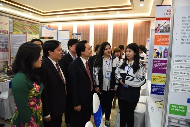 Bộ trưởng GD-ĐT Phùng Xuân Nhạ thăm gian trưng bày dự án của học sinh.