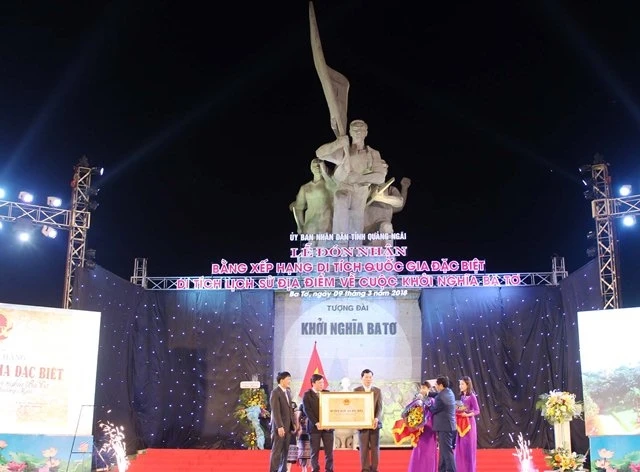 Lãnh đạo tỉnh Quảng Ngãi và huyện Ba Tơ đón nhận Bằng di tích quốc gia đặc biệt