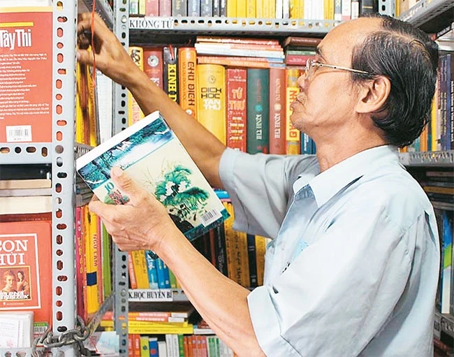 Ông Nguyễn Ngọc Cần với tiệm sách trên đường Nguyễn Hữu Cảnh (phường 19, quận Bình Thạnh).