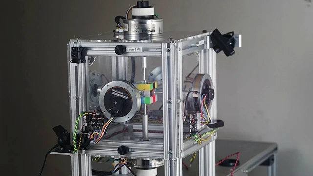Robot giải đố rubik siêu nhanh. Ảnh: GIGAZINE