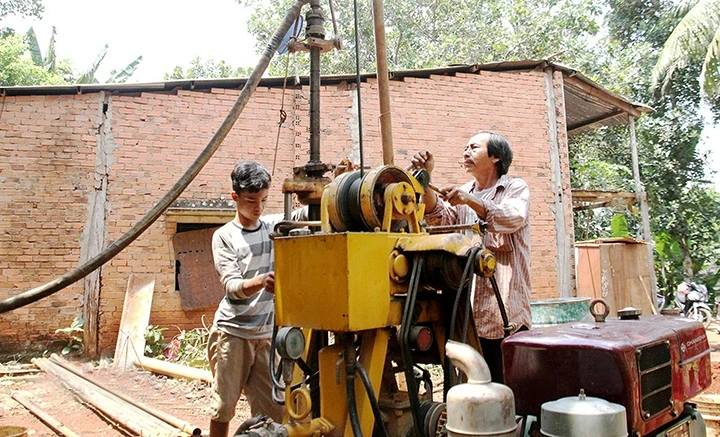 Người dân khoan giếng lấy nước ngầm để sinh hoạt tại xã Tân Lợi, huyện Hớn Quản (Bình Phước). Ảnh: NGỌC BÍCH