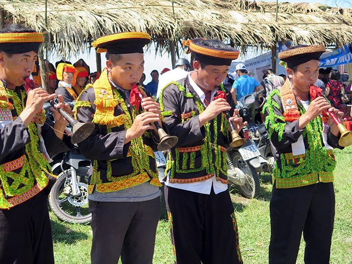 Thi thổi kèn trong lễ hội Mẫu Sơn (Lộc Bình).