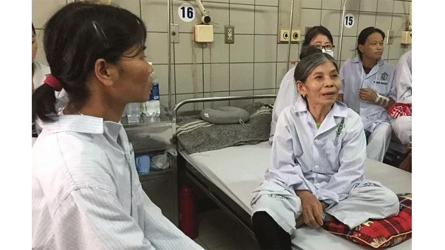 Hai bệnh nhân trong sự cố y khoa về chạy thận nhân tạo tại Hòa Bình điều trị tại Khoa Thận tiết niệu (Bệnh viện Bạch Mai, Hà Nội) (Ảnh: Thiên Lam).