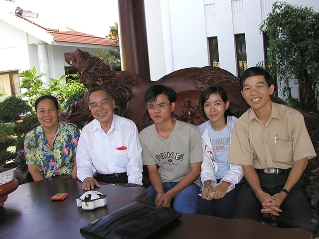 Thầy giáo Nguyễn Văn Cải (người ngoài cùng bên phải) cùng hai sinh viên trong một lần đến thăm nhà nguyên Thủ tướng Phan Văn Khải.