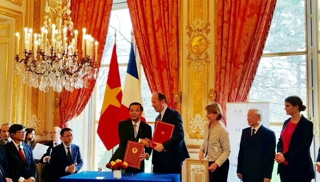 Bộ trưởng Khoa học và Công nghệ Việt Nam Chu Ngọc Anh ký Ý định thư hợp tác với Tập đoàn Airbus Defence và Space SAS, Cộng hòa Pháp về công nghệ vũ trụ dưới sự chứng kiến của Tổng Bí thư Nguyễn Phú Tr