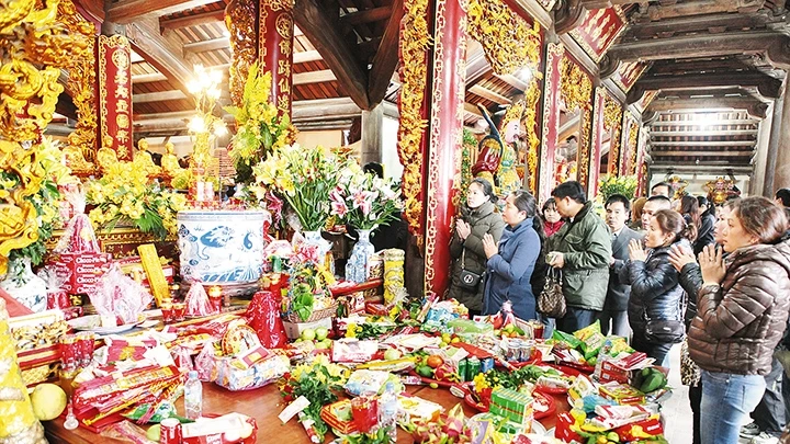 Người dân cầu khấn ở chùa Phật Tích (Bắc Ninh). Ảnh | Thanh Giang