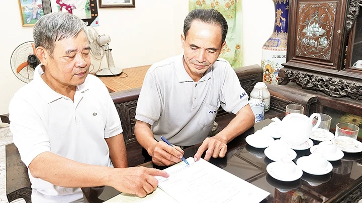 Đảng viên chi bộ thôn An Mông 1, xã Tiên Phong, huyện Duy Tiên đăng ký học và làm theo Bác.