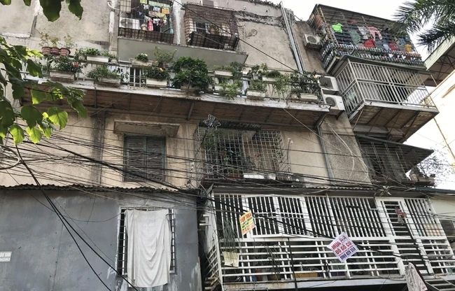 "Chuồng cọp" tại các khu nhà tập thể ở TP Hà Nội cản trở lối thoát hiểm và cứu nạn khi xảy ra cháy, nổ.