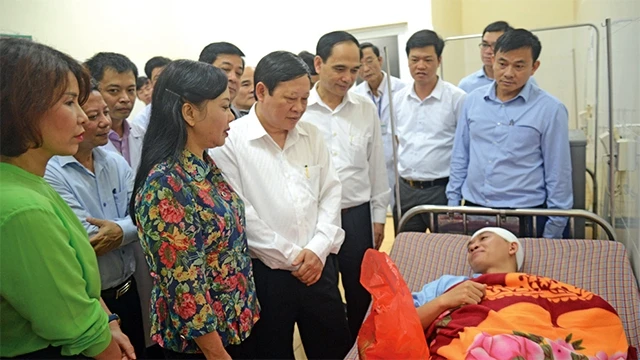 Bộ trưởng Nguyễn Thị Kim Tiến cùng đoàn công tác Bộ Y tế thăm hỏi bác sĩ Lê Quang Dương. Ảnh: Thái Bình