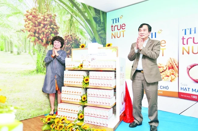 Bà Thái Hương - Nhà sáng lập Tập đoàn TH và ông Ngũ Duy Anh - Vụ trưởng Giáo dục thể chất (Bộ Giáo dục và Đào tạo) trong lễ ra mắt sản phẩm sữa hạt TH true NUT.