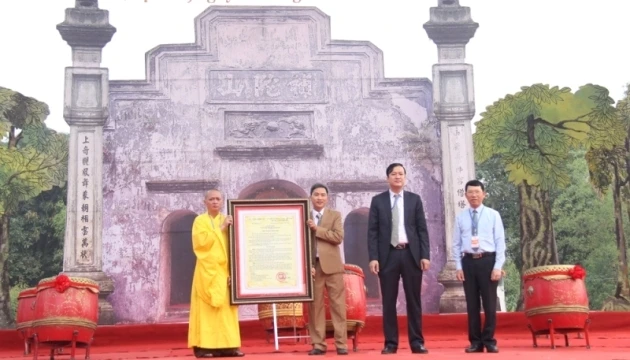 Đồng chí Lê Ánh Dương, Phó Chủ tịch UBND tỉnh Bắc Giang (ngoài cùng, bên phải) đã trao quyết định công nhận Mộc bản chùa Bổ Đà là Bảo vật quốc gia.