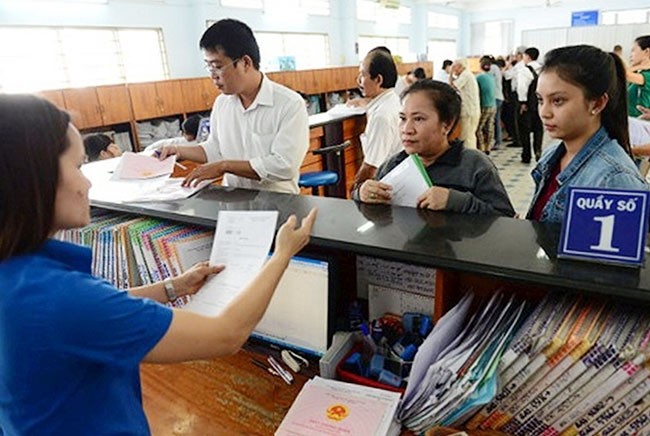 Người dân nộp hồ sơ tại Bộ phận tiếp nhận và trả kết quả hồ sơ hành chính quận Gò Vấp (TP Hồ Chí Minh). Ảnh: THANH TUỆ