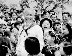 Bác Hồ với các cháu thiếu nhi vùng cao Việt Bắc 1960.